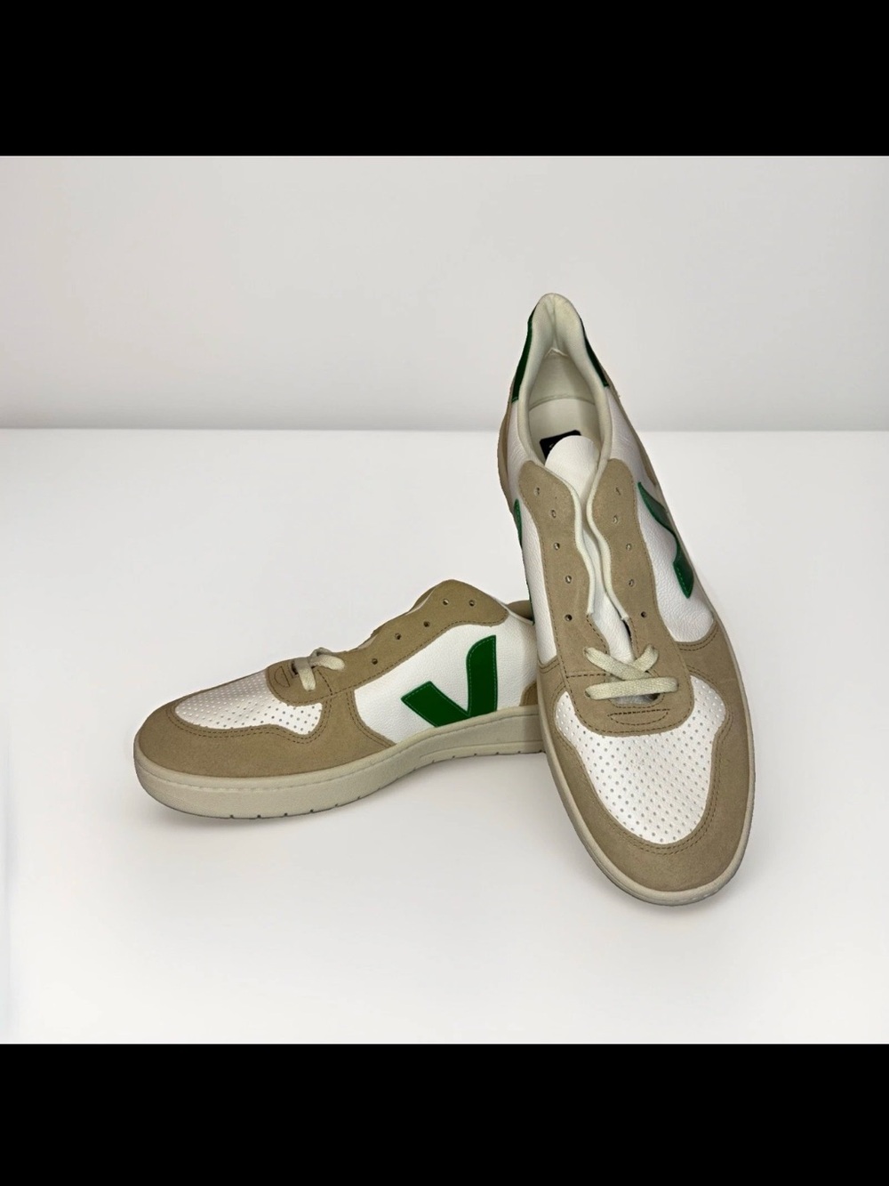 Veja V-10 Leather Sneaker Men's White/ Emeraude/Sahara Original US Size 13
NWOB